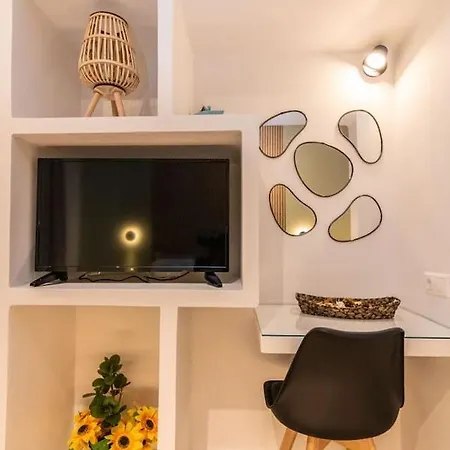 Fouulishouse 3 Tinos